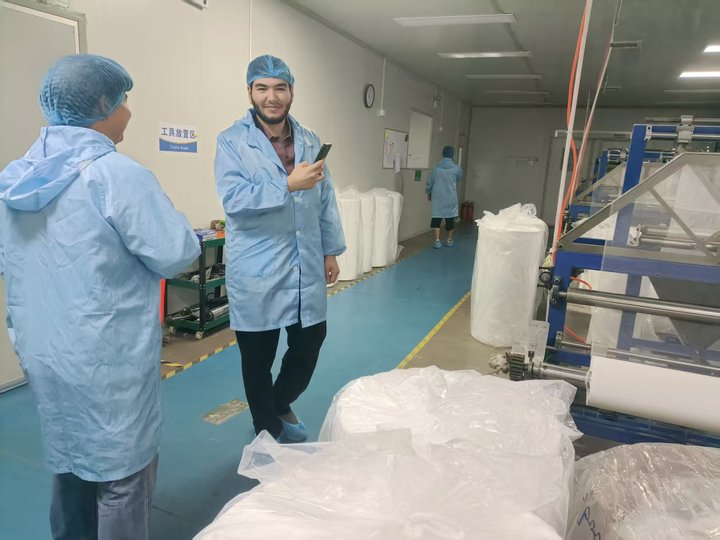 Külföldi kereskedelem felhő-hír-gyárú ellenőrzése a közel-keleti ügyfelek által