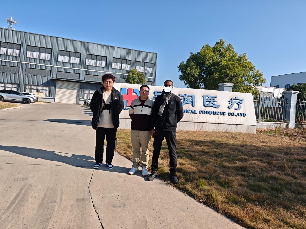 Afrikai ügyfél látogat gyárunkba 2025. december 15-én: a mélyreható együttműködési lehetőség előmozdítása